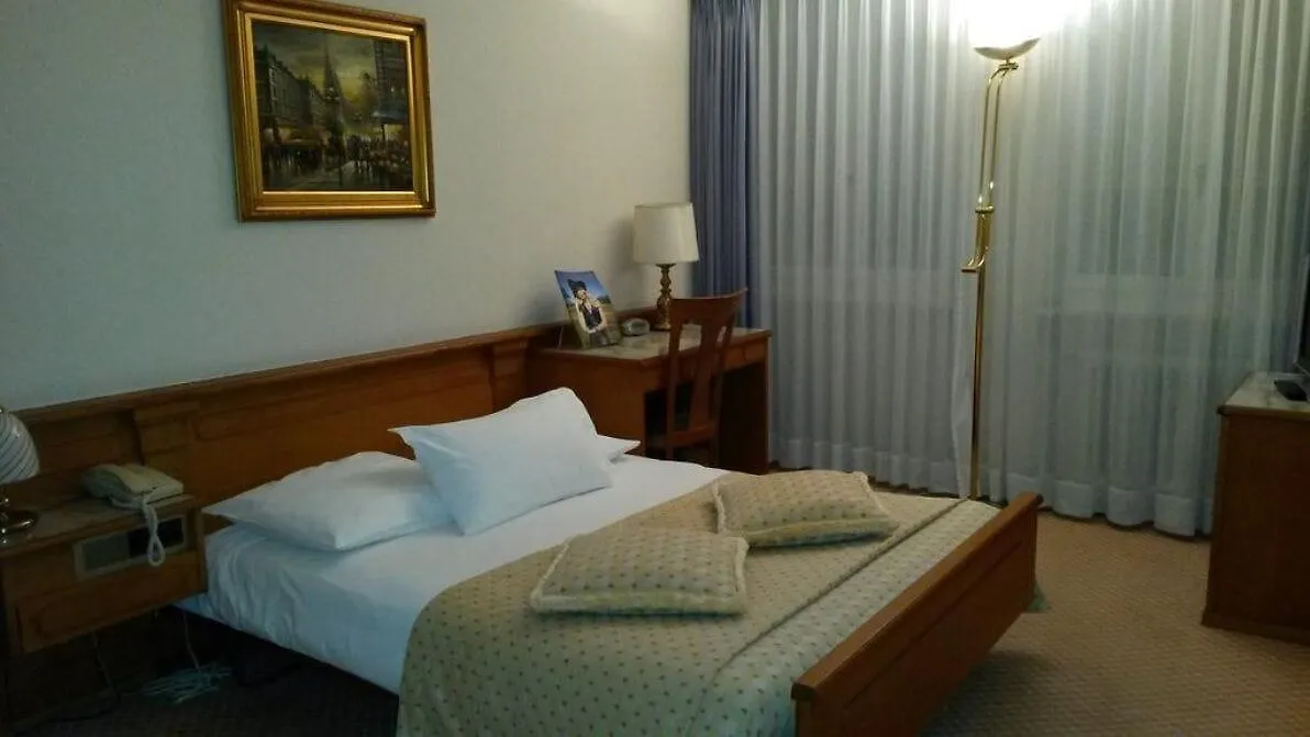 Hotel Century Ginebra 4*,